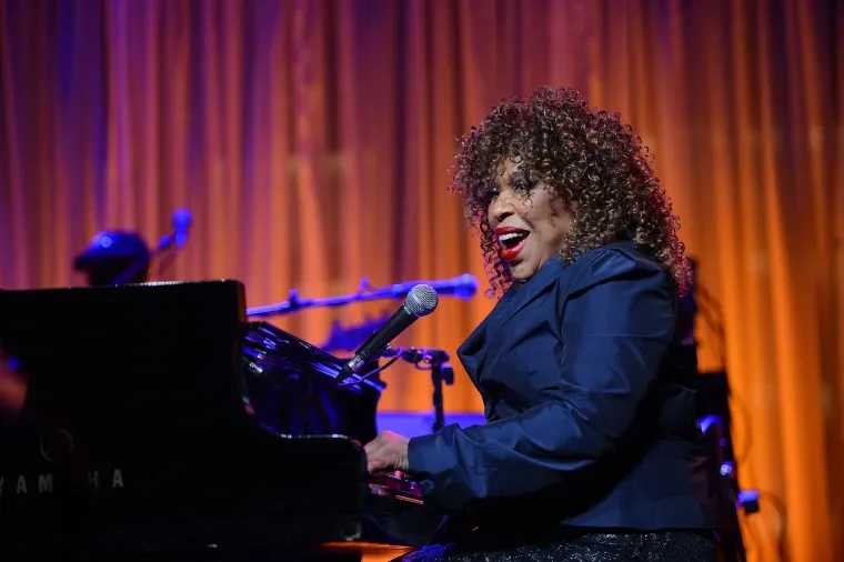 Roberta Flack, Soulful Songstress Behind ‘Killing Me Softly,’ Dies at 88